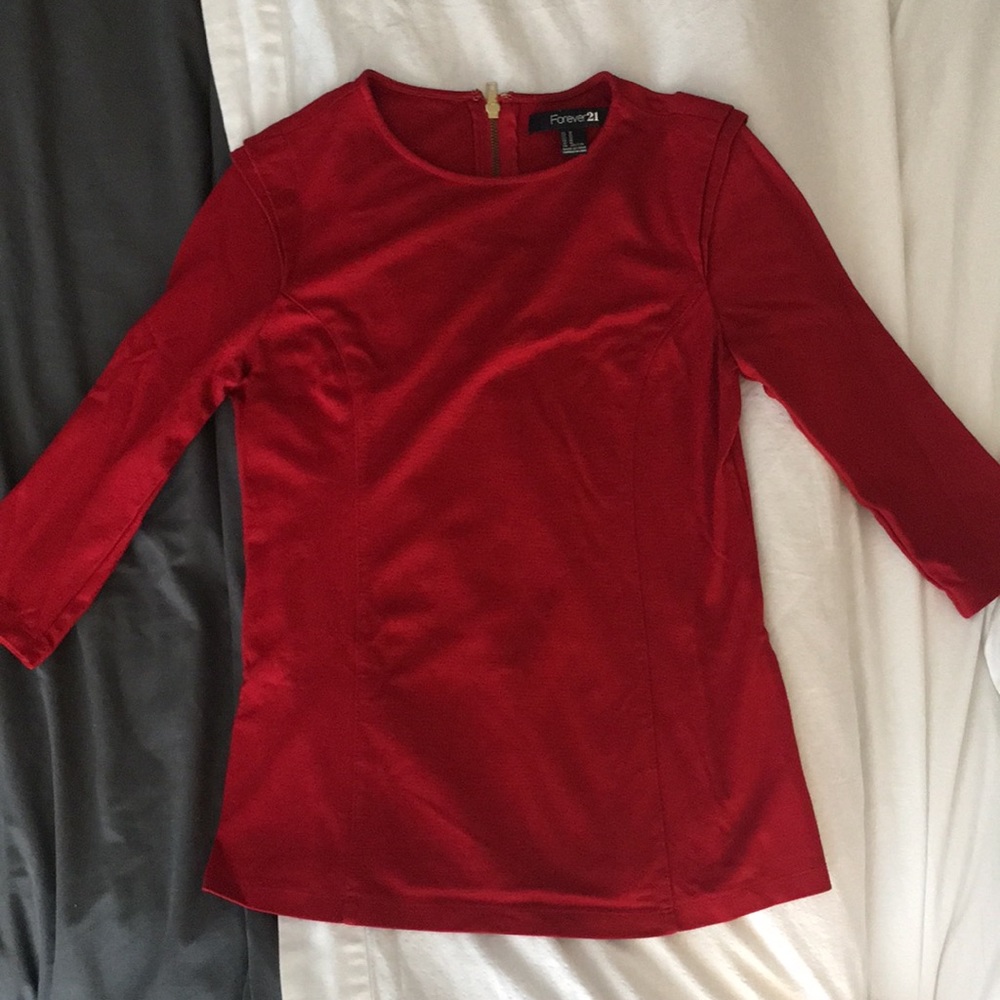 Red fitted sleek 3/4 sleeve length top